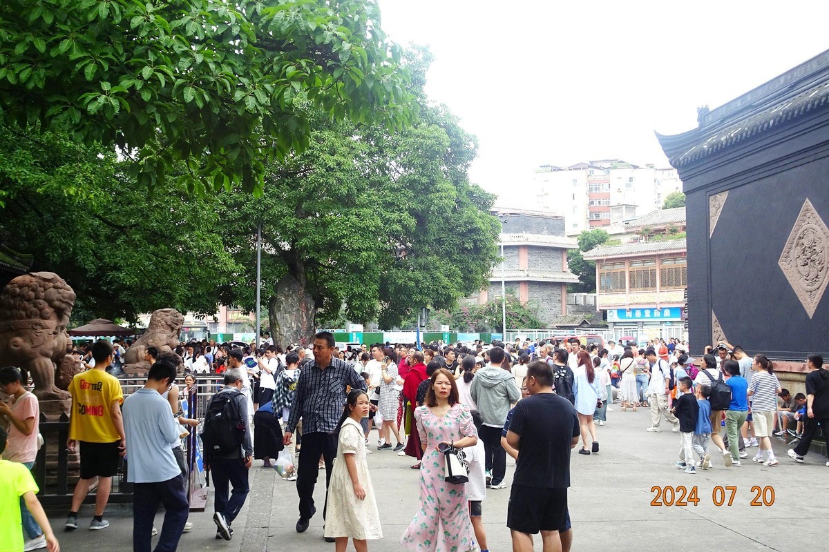 络绎不绝的武侯祠游客