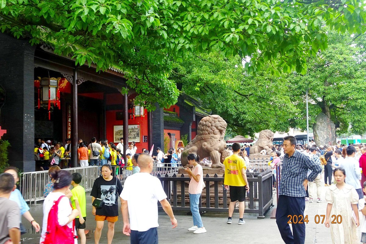 络绎不绝的武侯祠游客