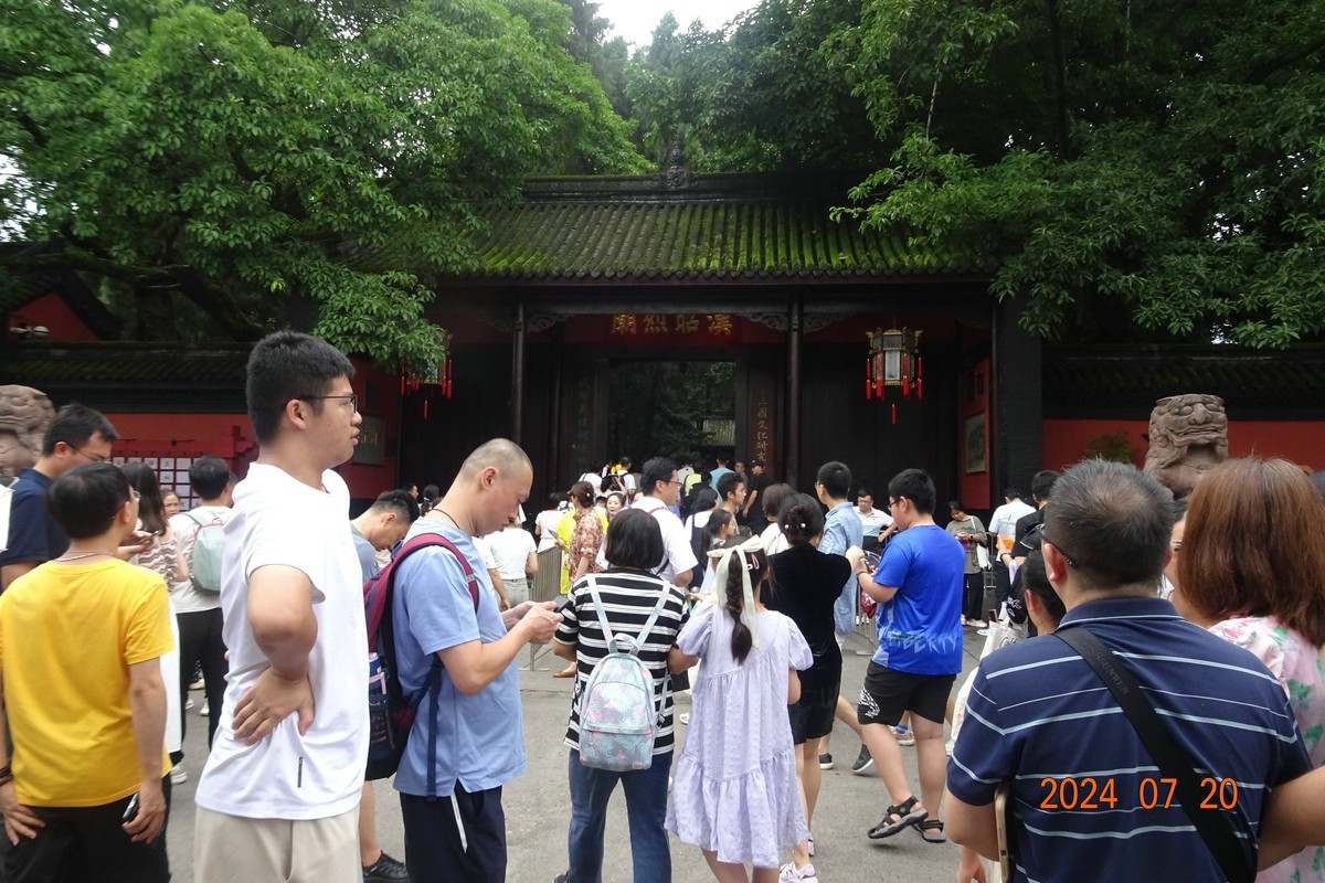 络绎不绝的武侯祠游客