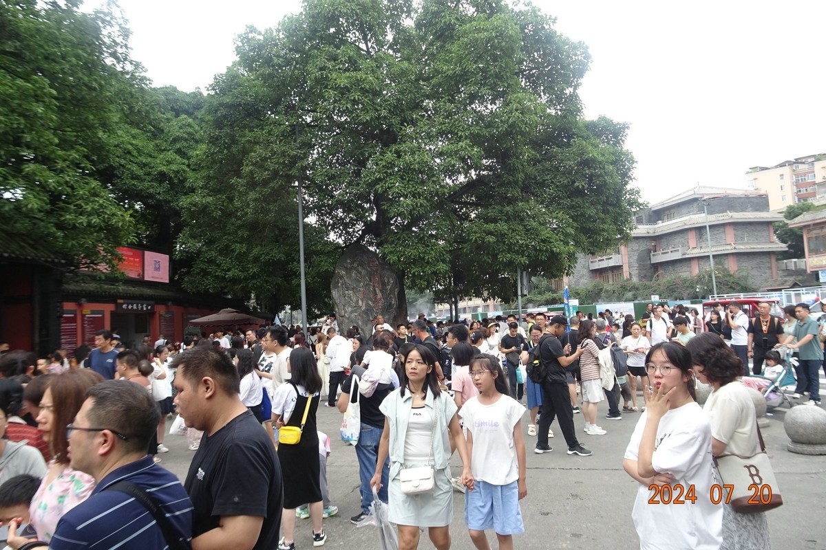 络绎不绝的武侯祠游客