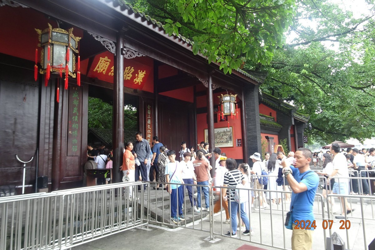 络绎不绝的武侯祠游客