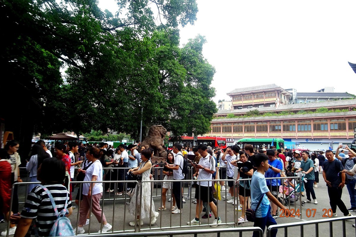 络绎不绝的武侯祠游客