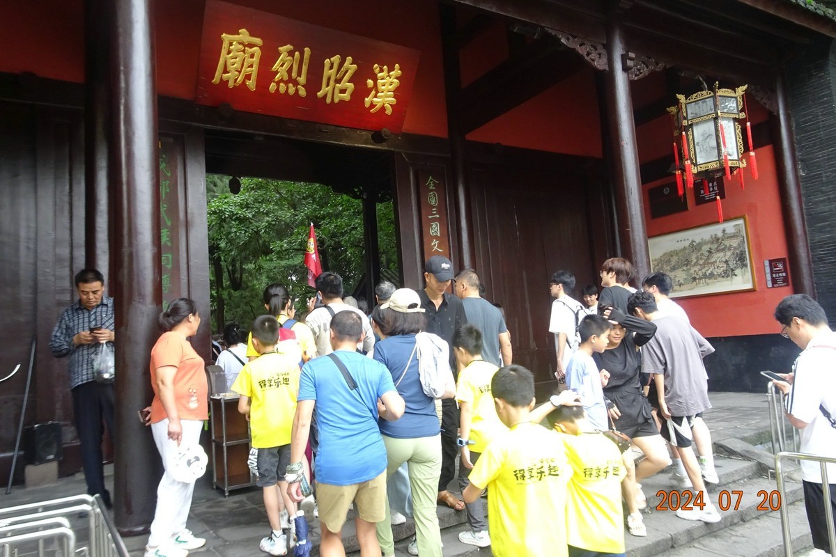 络绎不绝的武侯祠游客