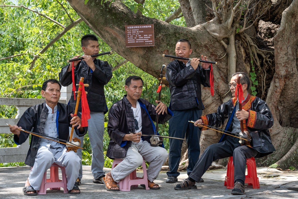 贵州省摄影家协会、大篷车下基层活动。走进安龙县、坝盘村、布依族八音坐唱。