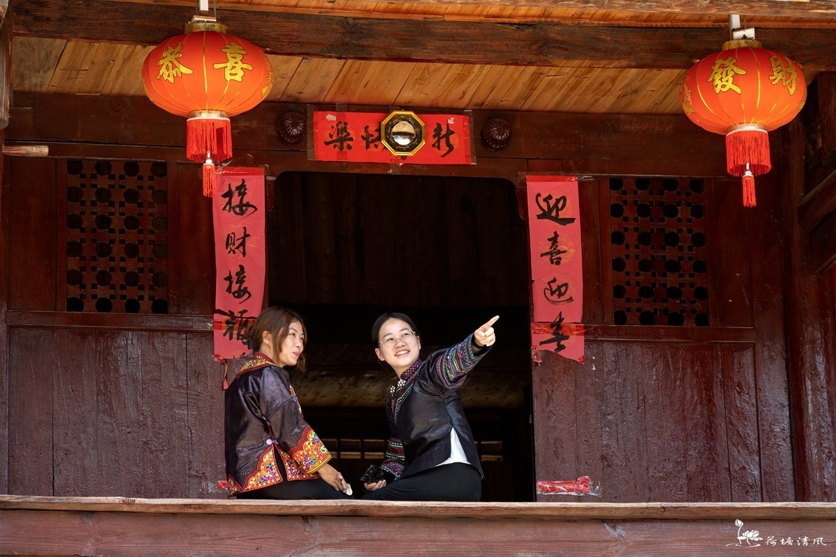 贵州省摄影家协会、大篷车下基层活动。走进安龙县、坝盘村、布依族八音坐唱。