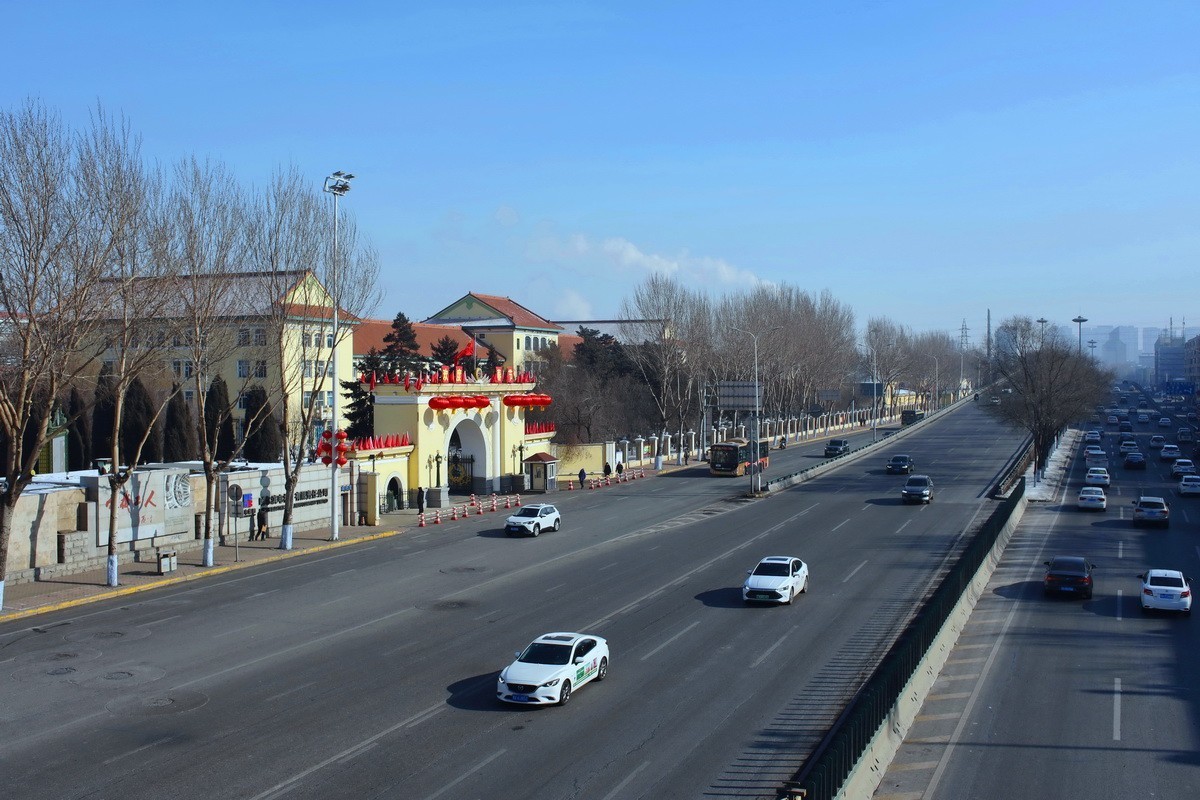 途径哈尔滨电机厂