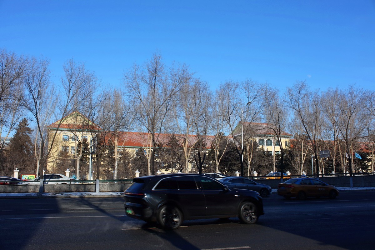 途径哈尔滨电机厂