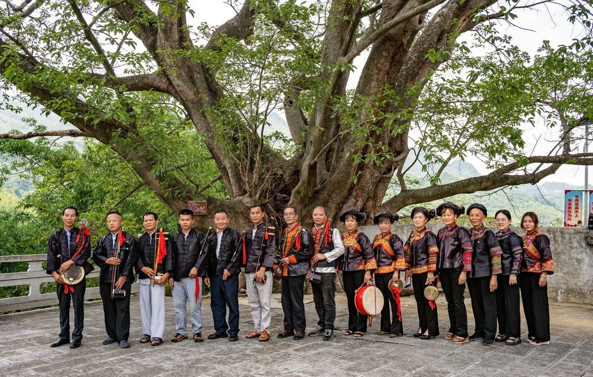 贵州省摄影家协会、大篷车下基层活动。走进安龙县、坝盘村、布依族八音坐唱。