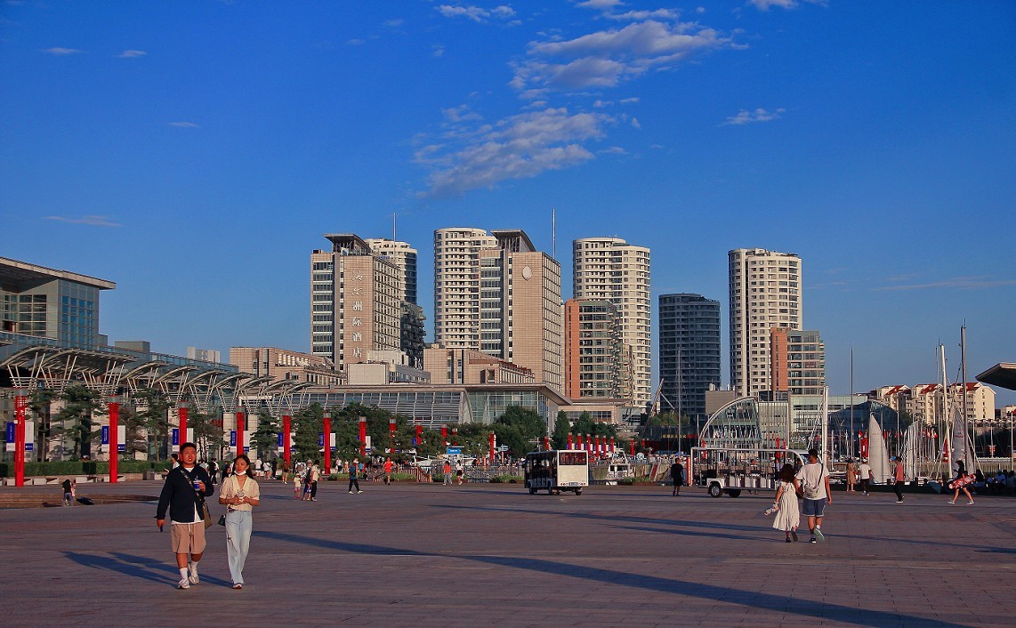 居高临下拍《青岛市区》美女片闹腾了一夏天，静下来看一组风景片同时介绍一个景点