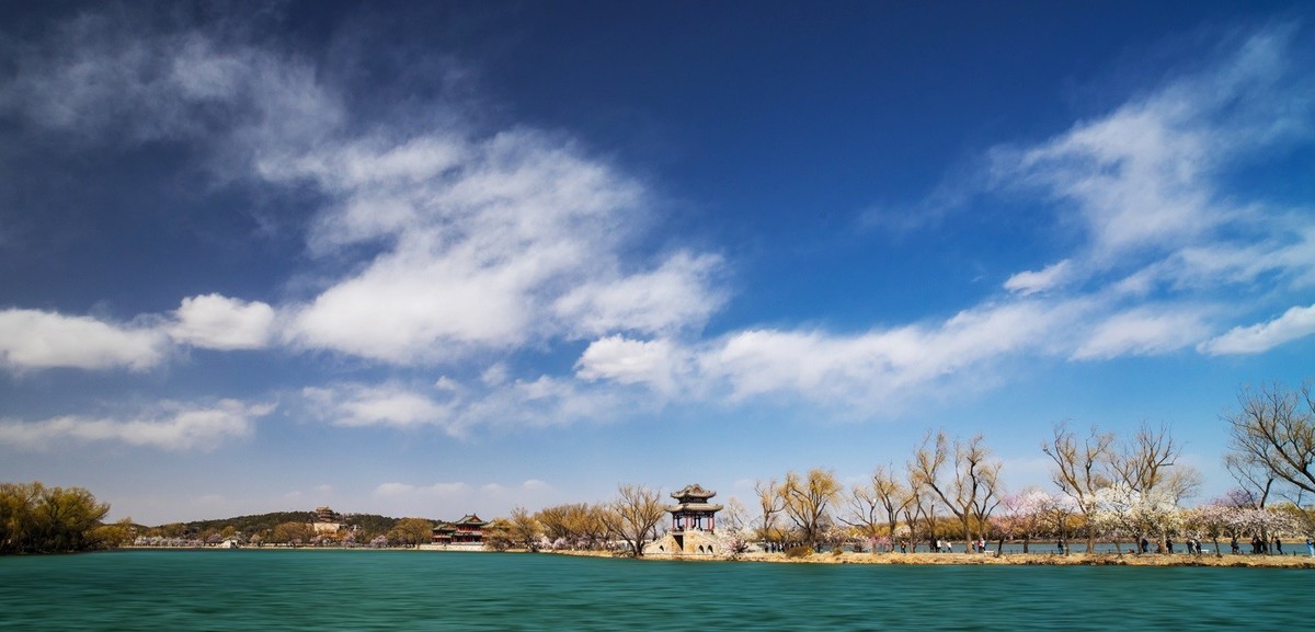 满园深浅色, 照在绿波中。