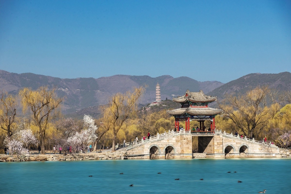 满园深浅色, 照在绿波中。