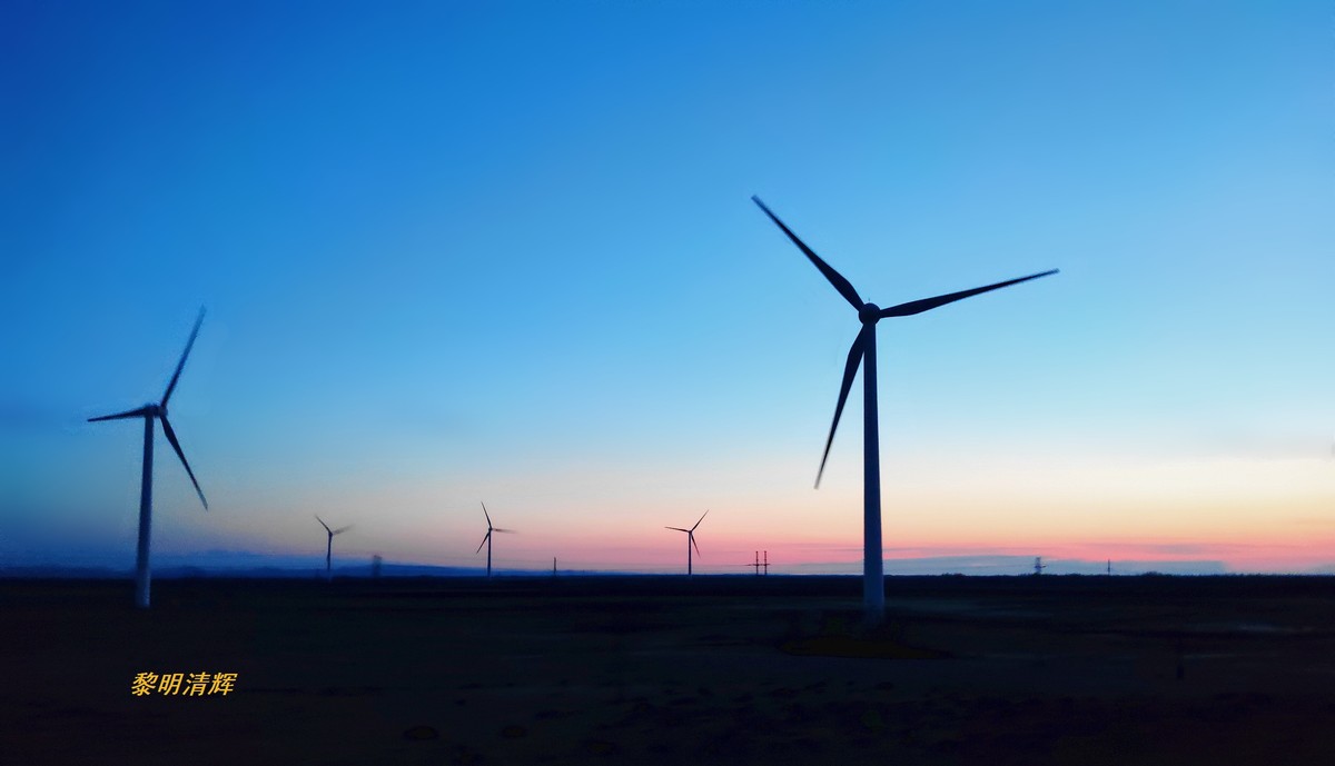 早春北疆之旅（78）：暮色下的风电场