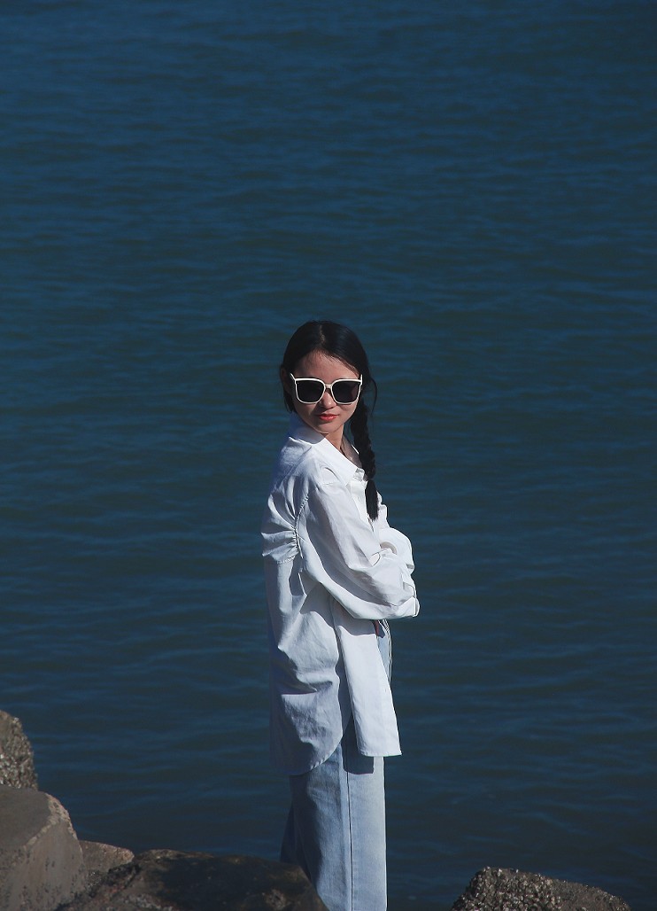 旅游扫街抓拍片《风景，花草和妹子》请大家欣赏指教！