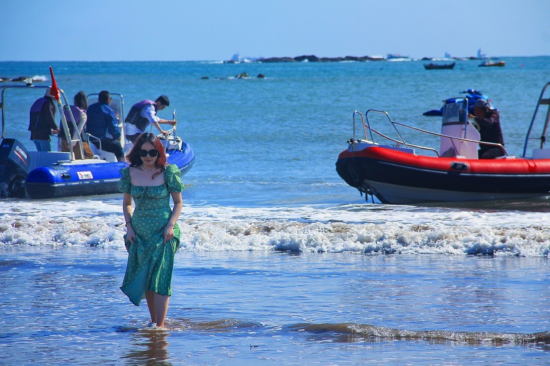 旅游扫街抓拍片《风景，花草和妹子》请大家欣赏指教！