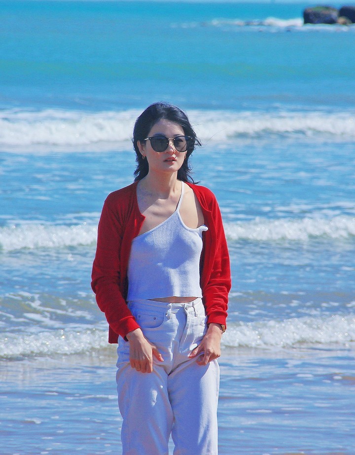 旅游扫街抓拍片《风景，花草和妹子》请大家欣赏指教！