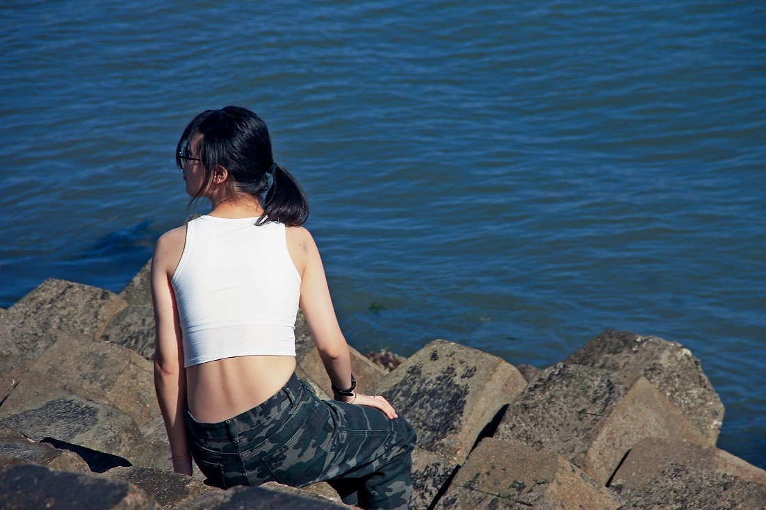 旅游扫街抓拍片《风景，花草和妹子》请大家欣赏指教！