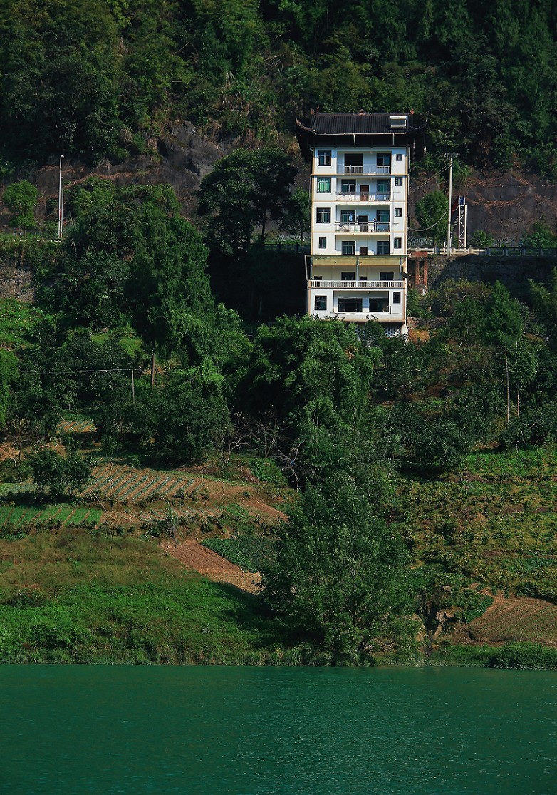 旅游扫街抓拍片《风景，花草和妹子》请大家欣赏指教！