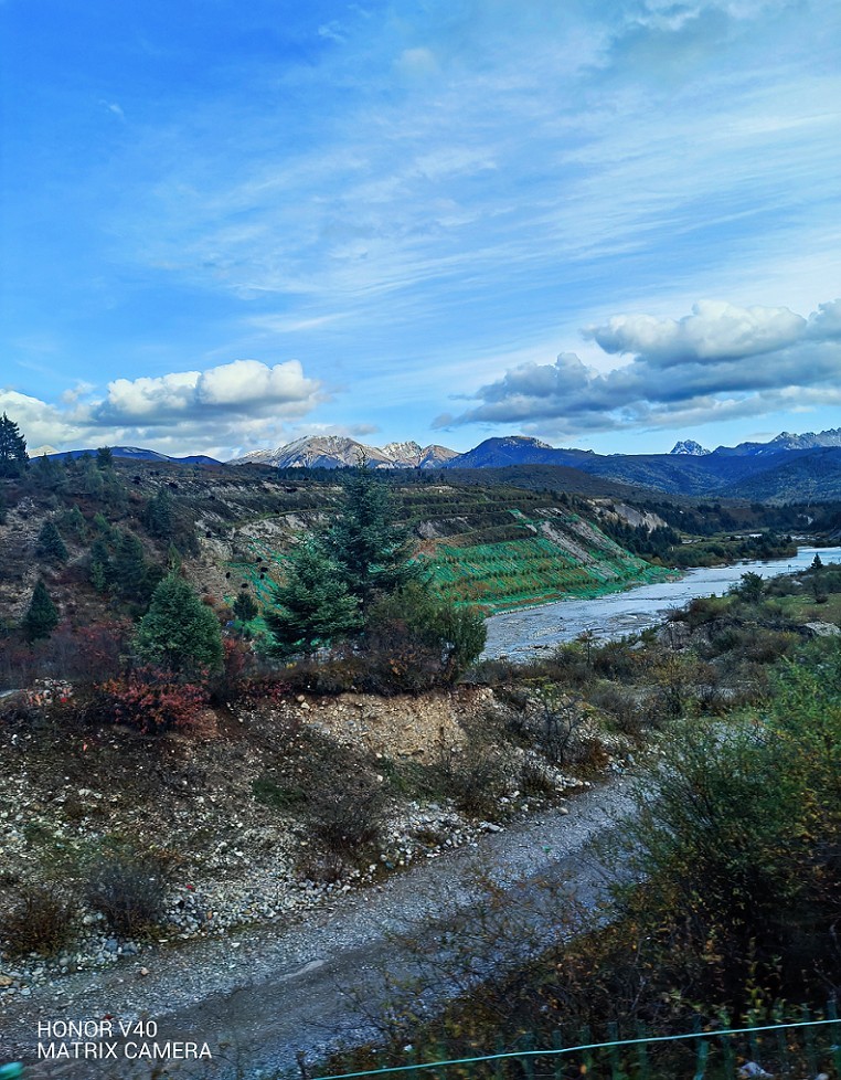 旅游扫街抓拍片《风景，花草和妹子》请大家欣赏指教！