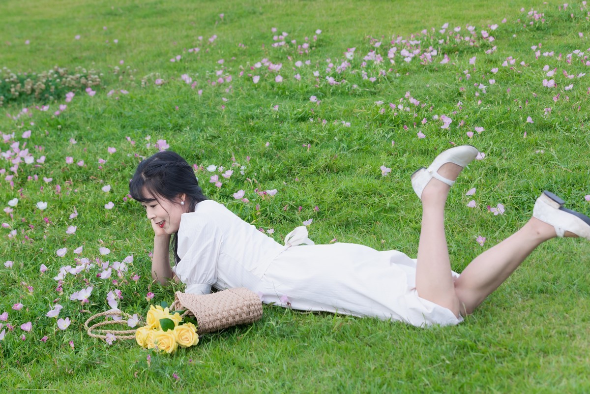 初夏之风尽在岸上草原