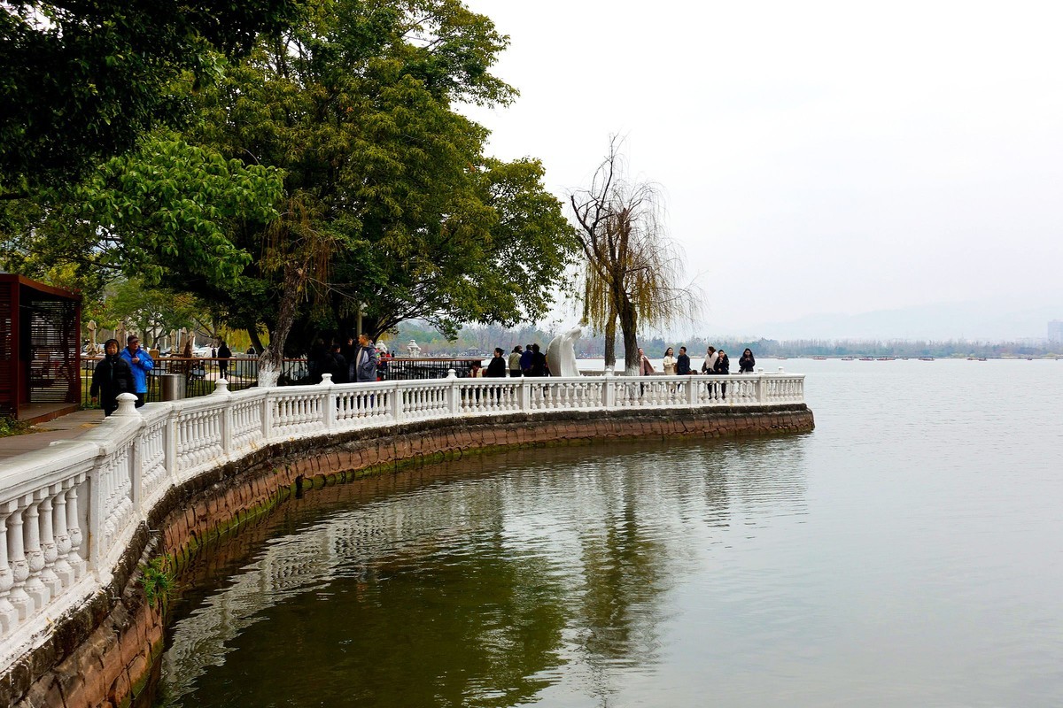 宁静的邛海之滨