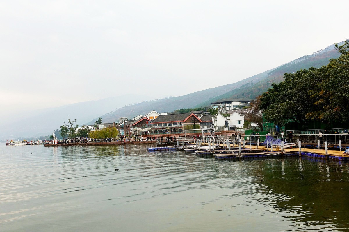 宁静的邛海之滨