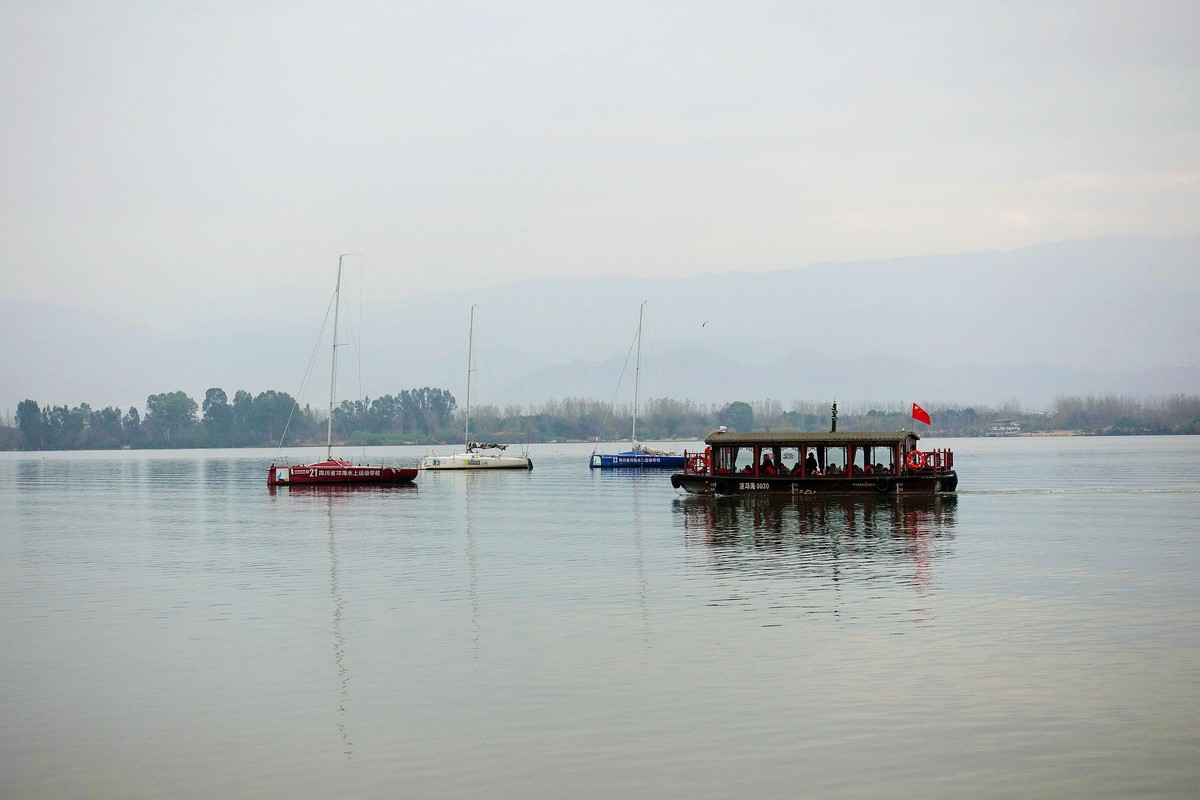 宁静的邛海之滨