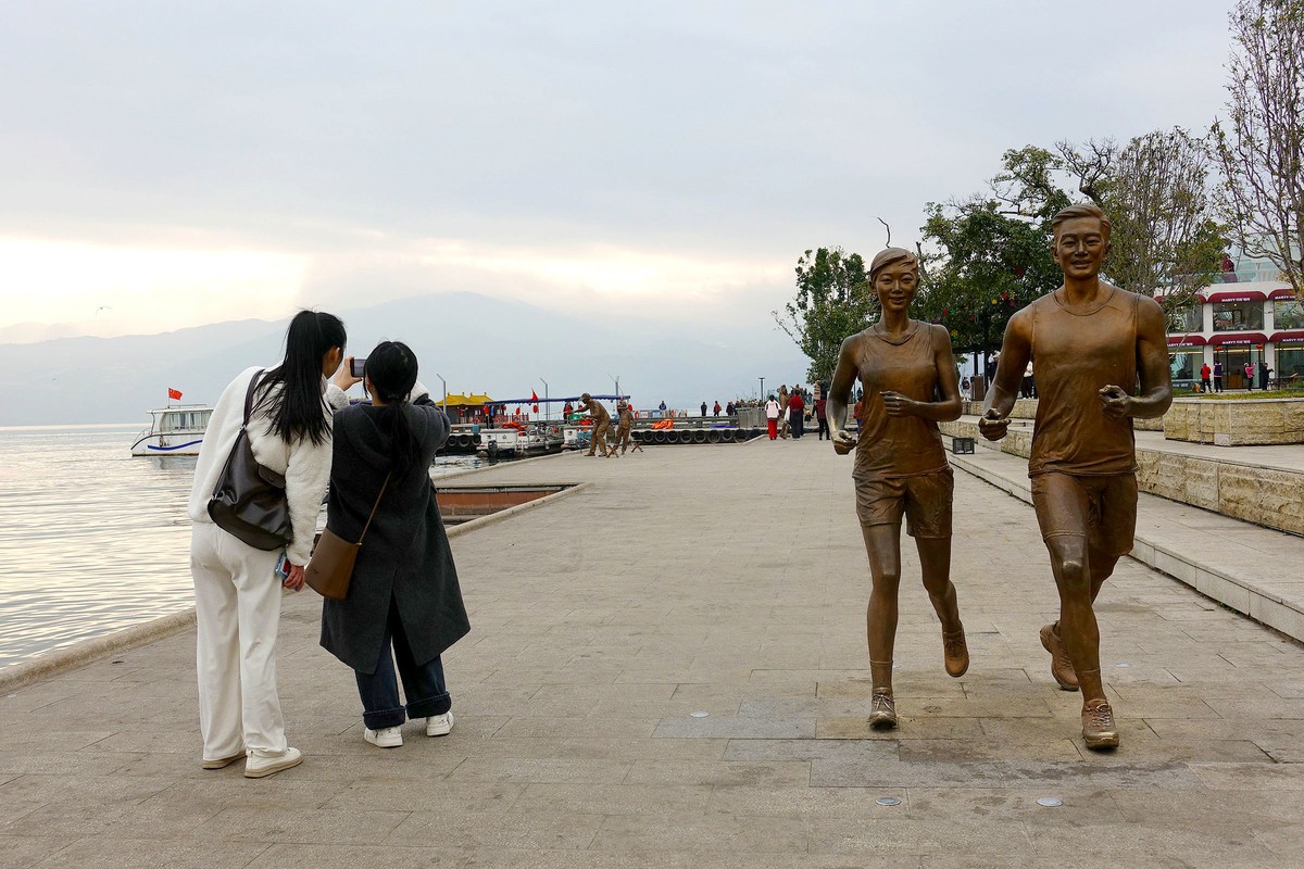 宁静的邛海之滨