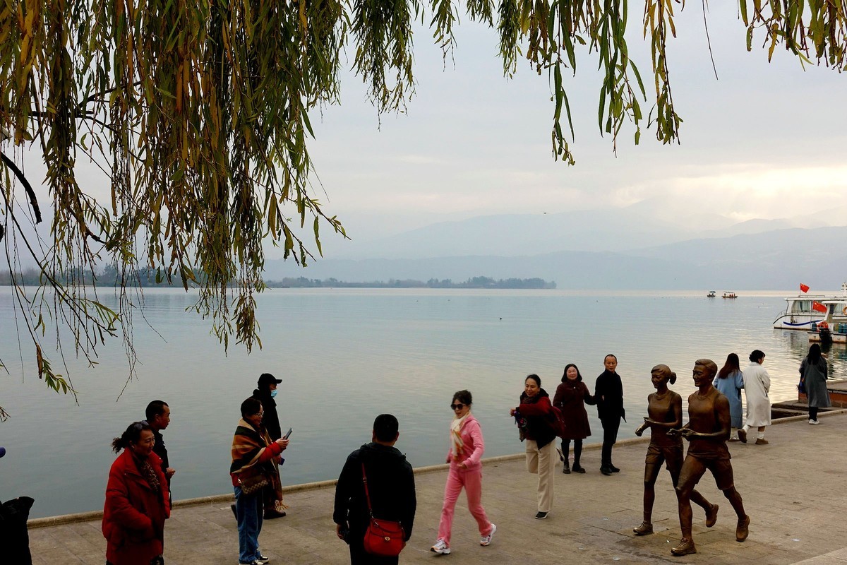 宁静的邛海之滨