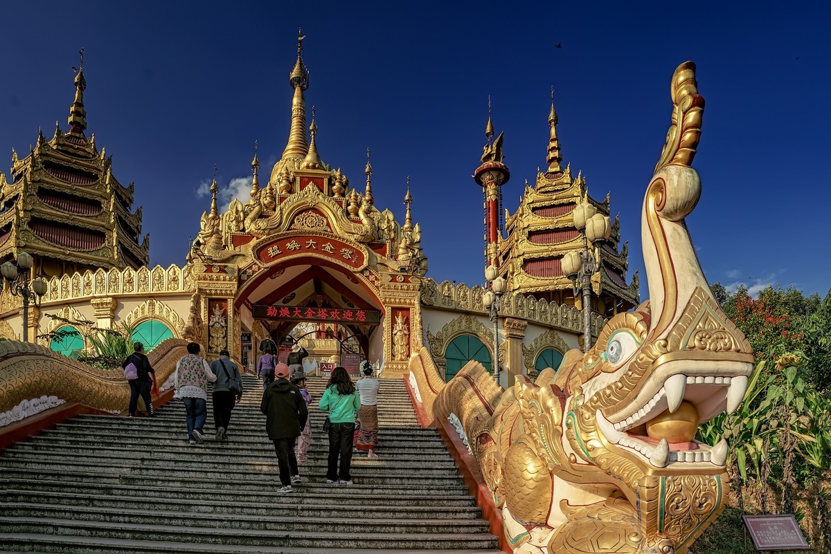 云南芒市 · 勐焕大金塔（2）