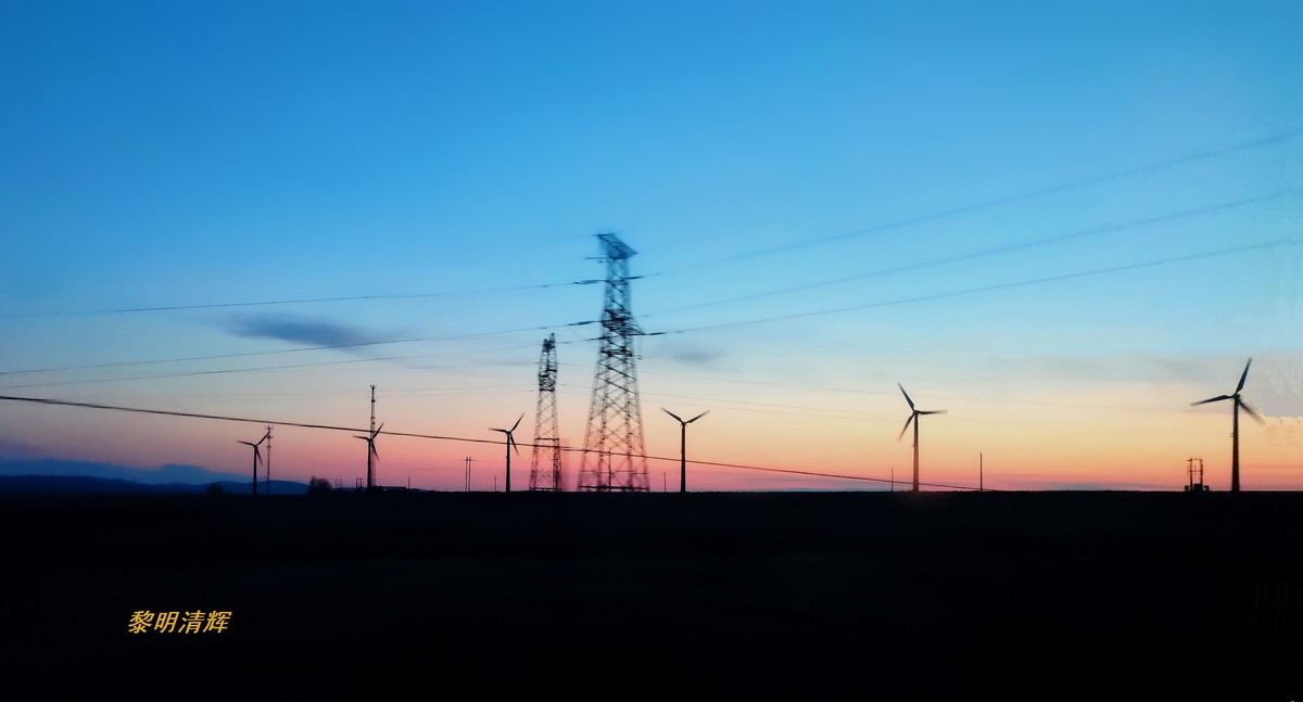 早春北疆之旅（78）：暮色下的风电场