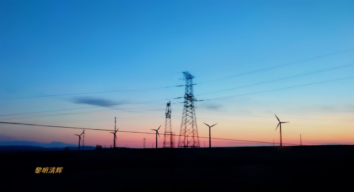 早春北疆之旅（78）：暮色下的风电场