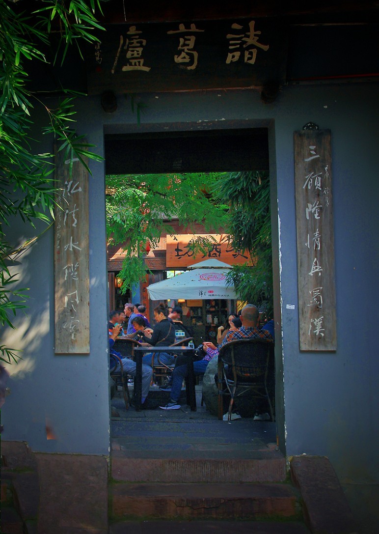 旅游扫街抓拍片《风景，花草和妹子》请大家欣赏指教！