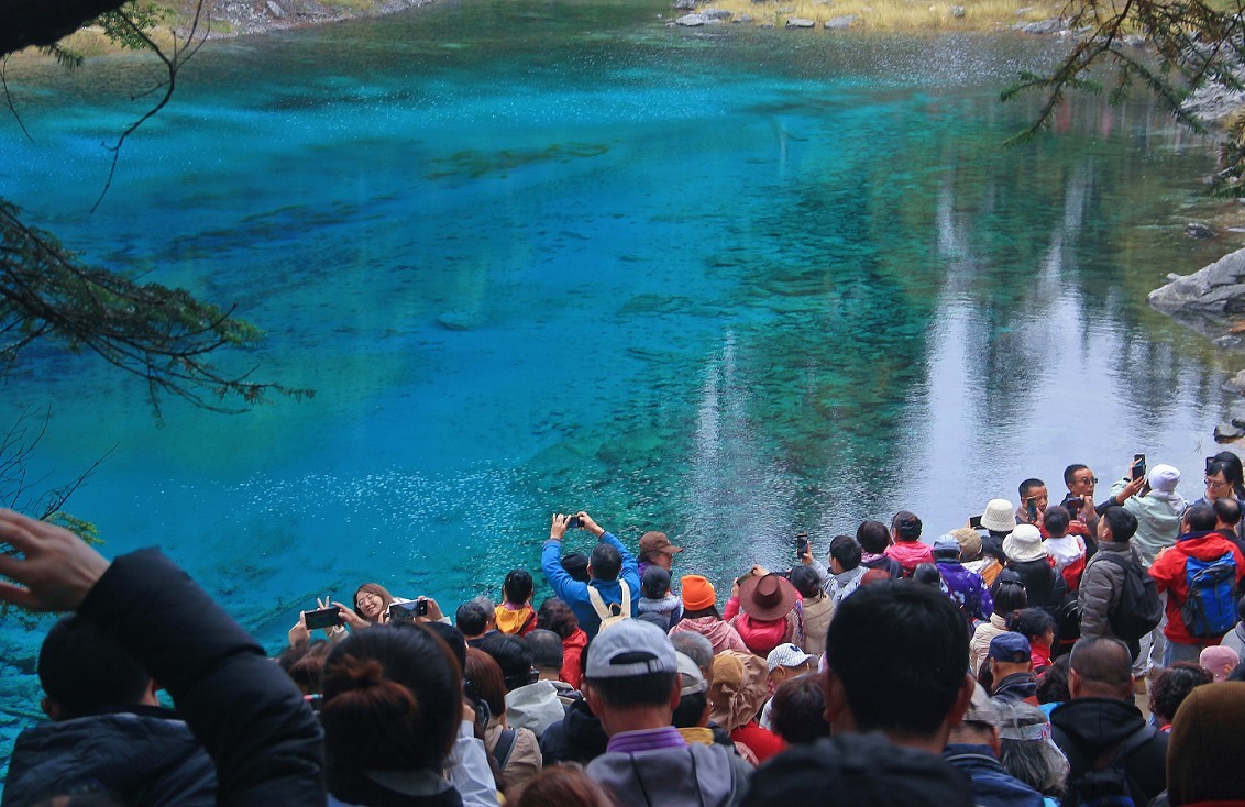 旅游扫街抓拍片《风景，花草和妹子》请大家欣赏指教！