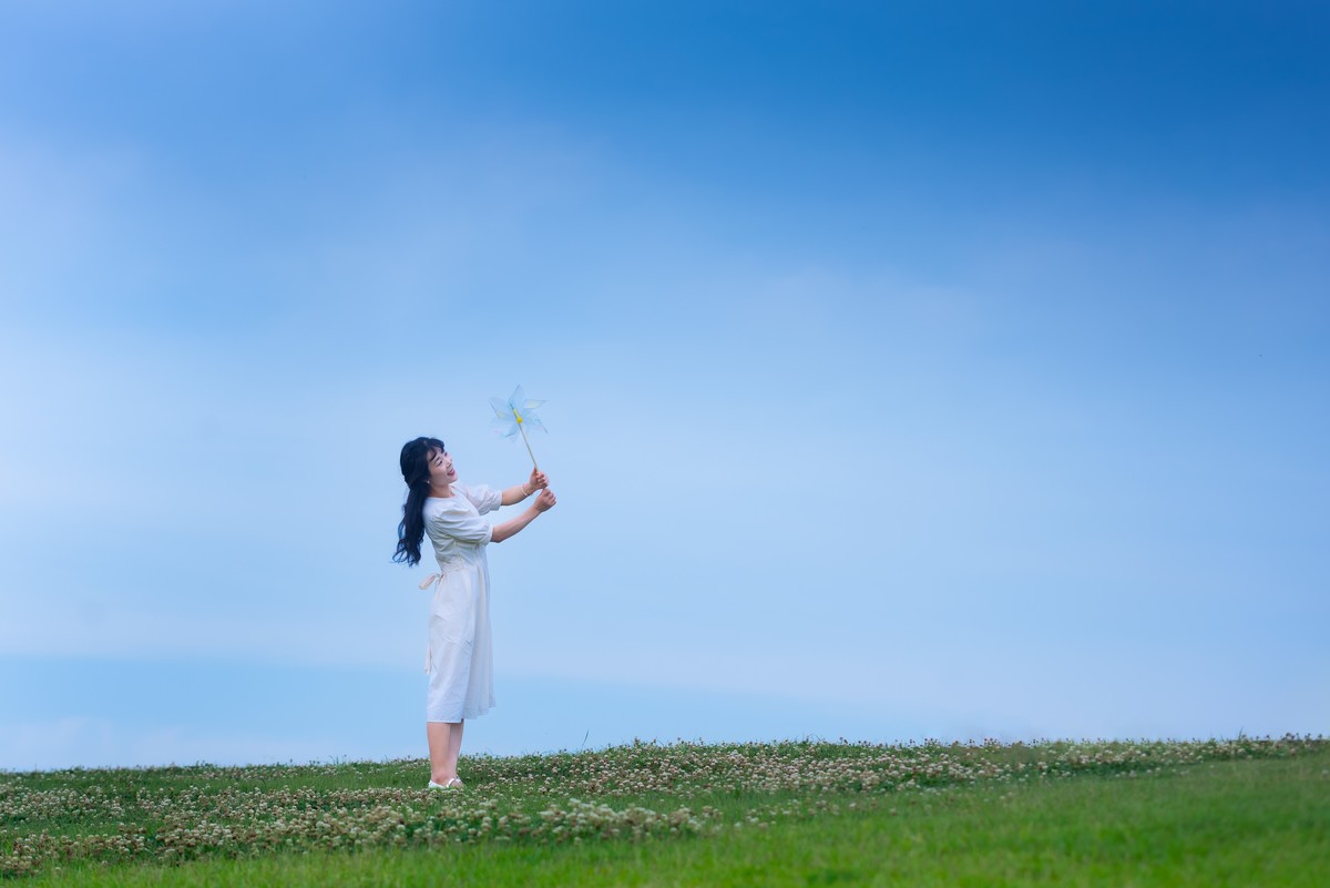 初夏之风尽在岸上草原