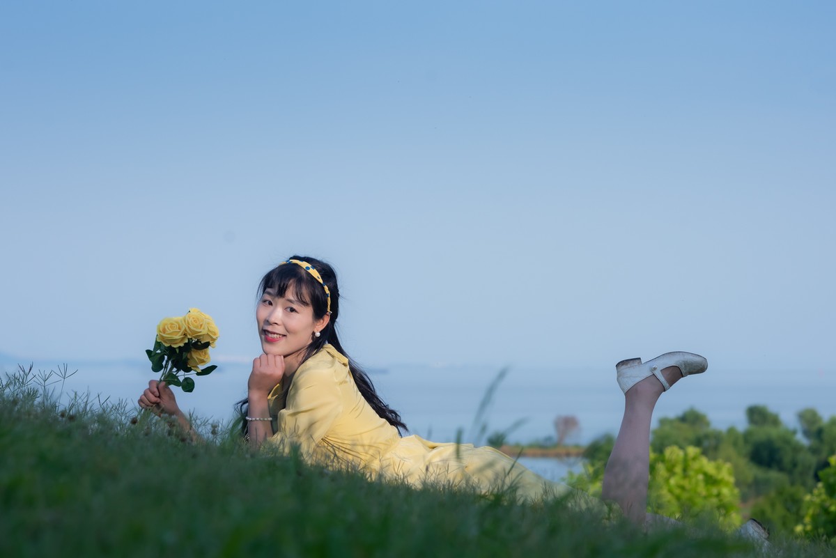 初夏之风尽在岸上草原