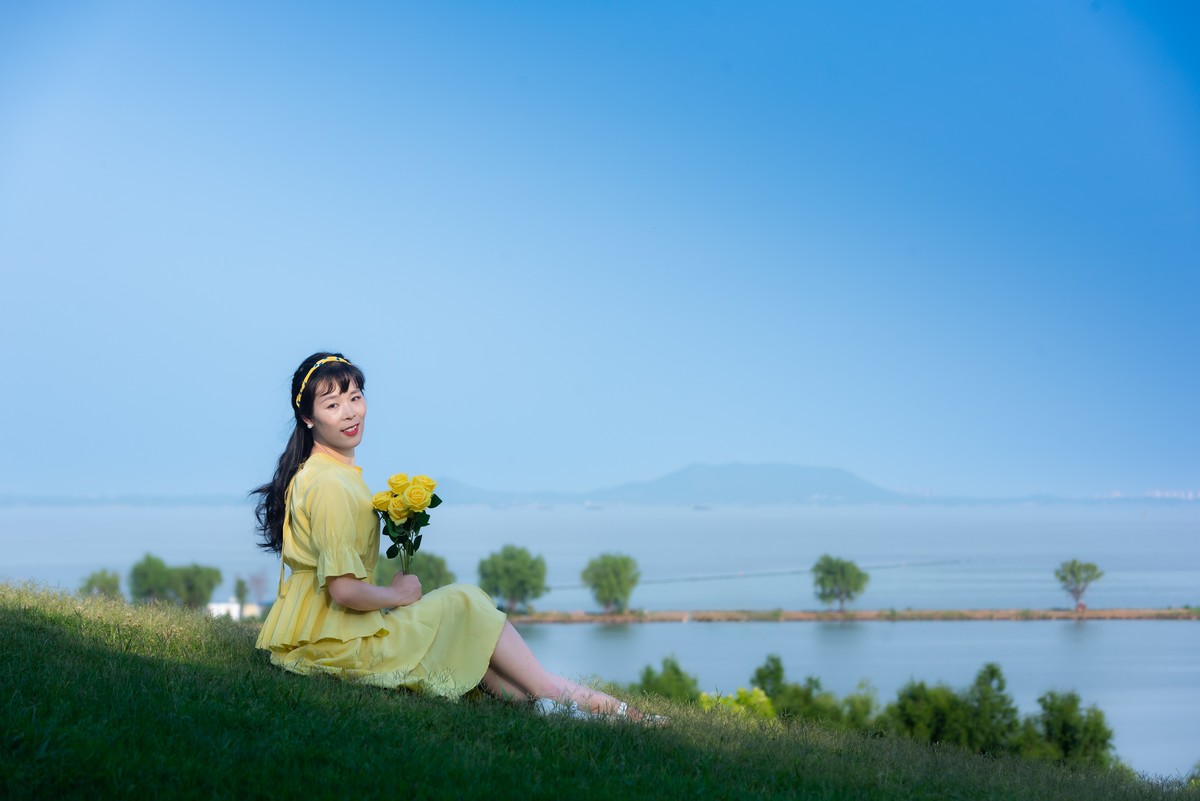 初夏之风尽在岸上草原