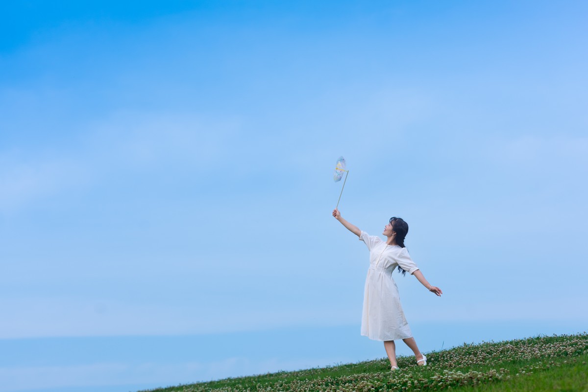 初夏之风尽在岸上草原