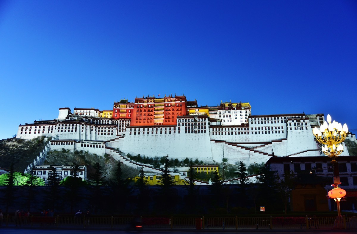 庄严的布达拉宫美景