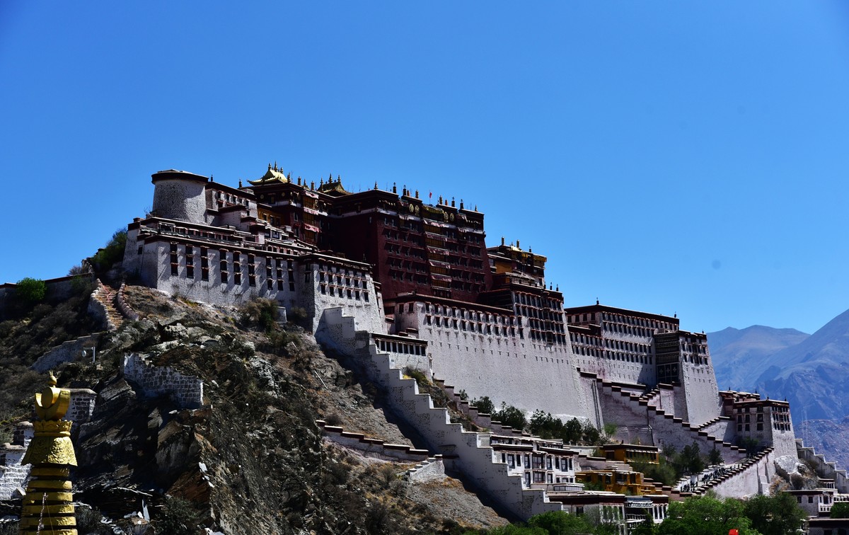 庄严的布达拉宫美景