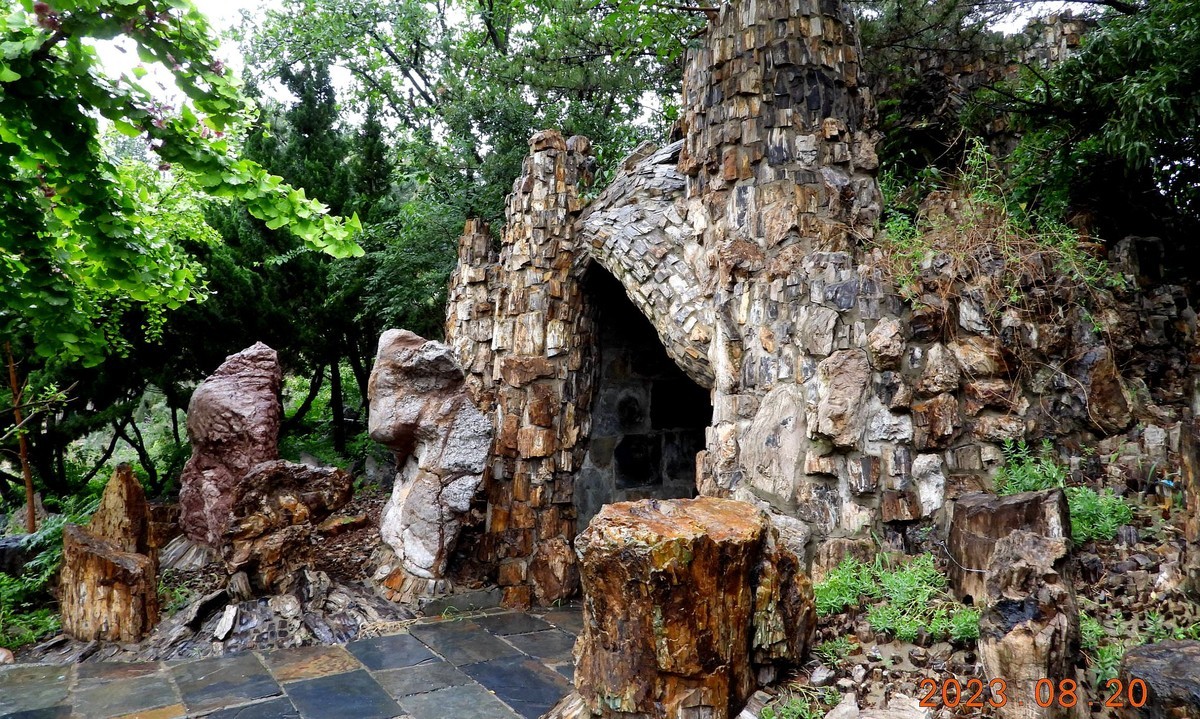 初试  P1000：雨天 石头城 ：{手持}