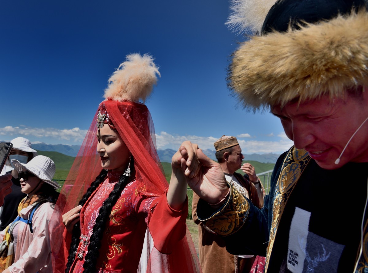 新疆那拉提旅游风景区哈萨克族婚礼表演【2】