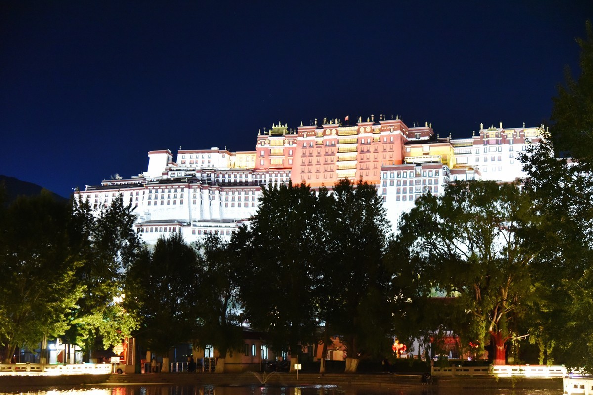 庄严的布达拉宫美景