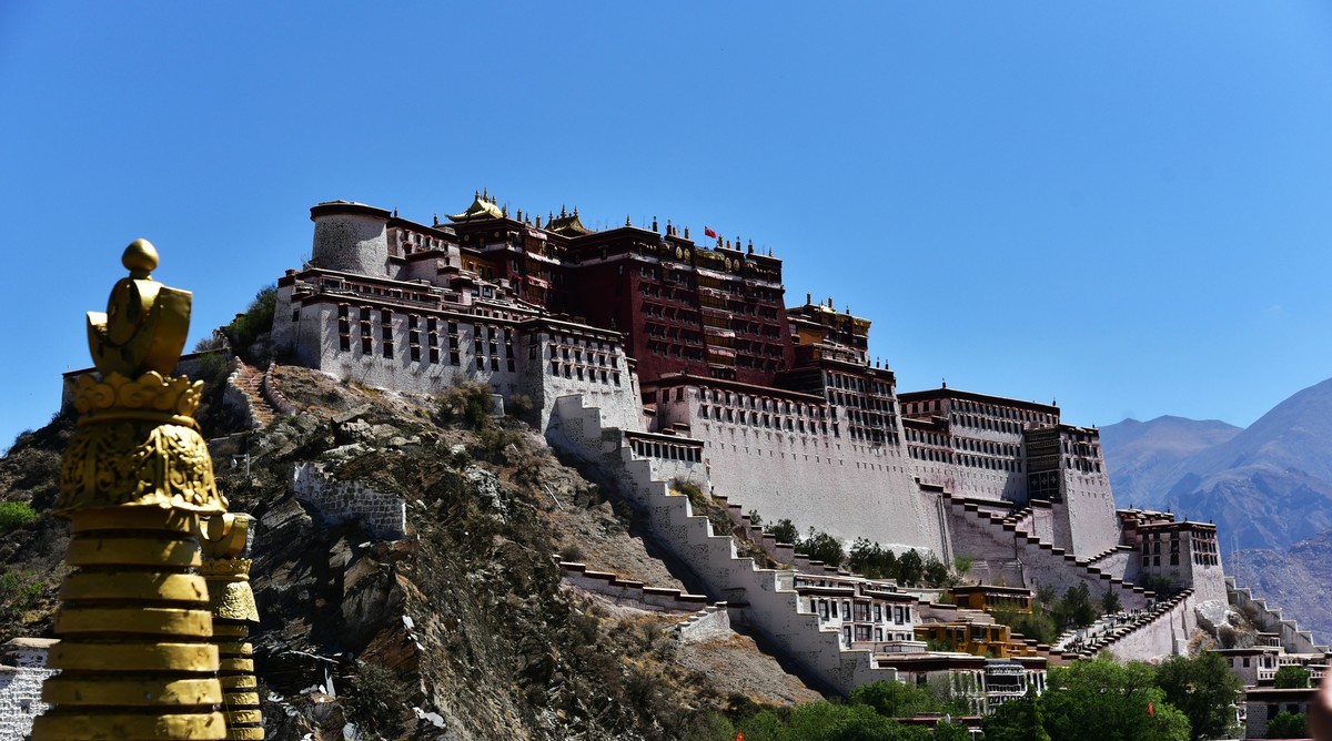 庄严的布达拉宫美景