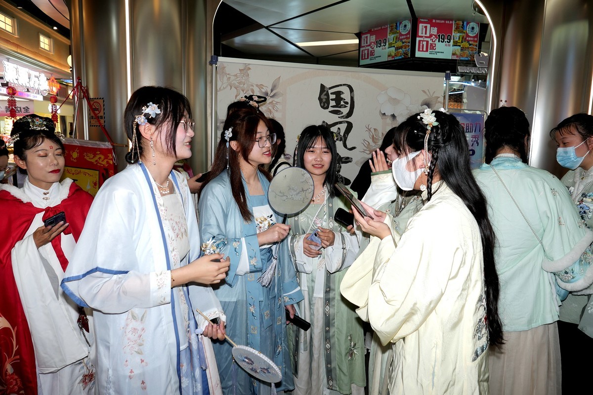 人文纪实---江汉路Happy站台的汉服巡展活动!-中关村在线摄影论坛
