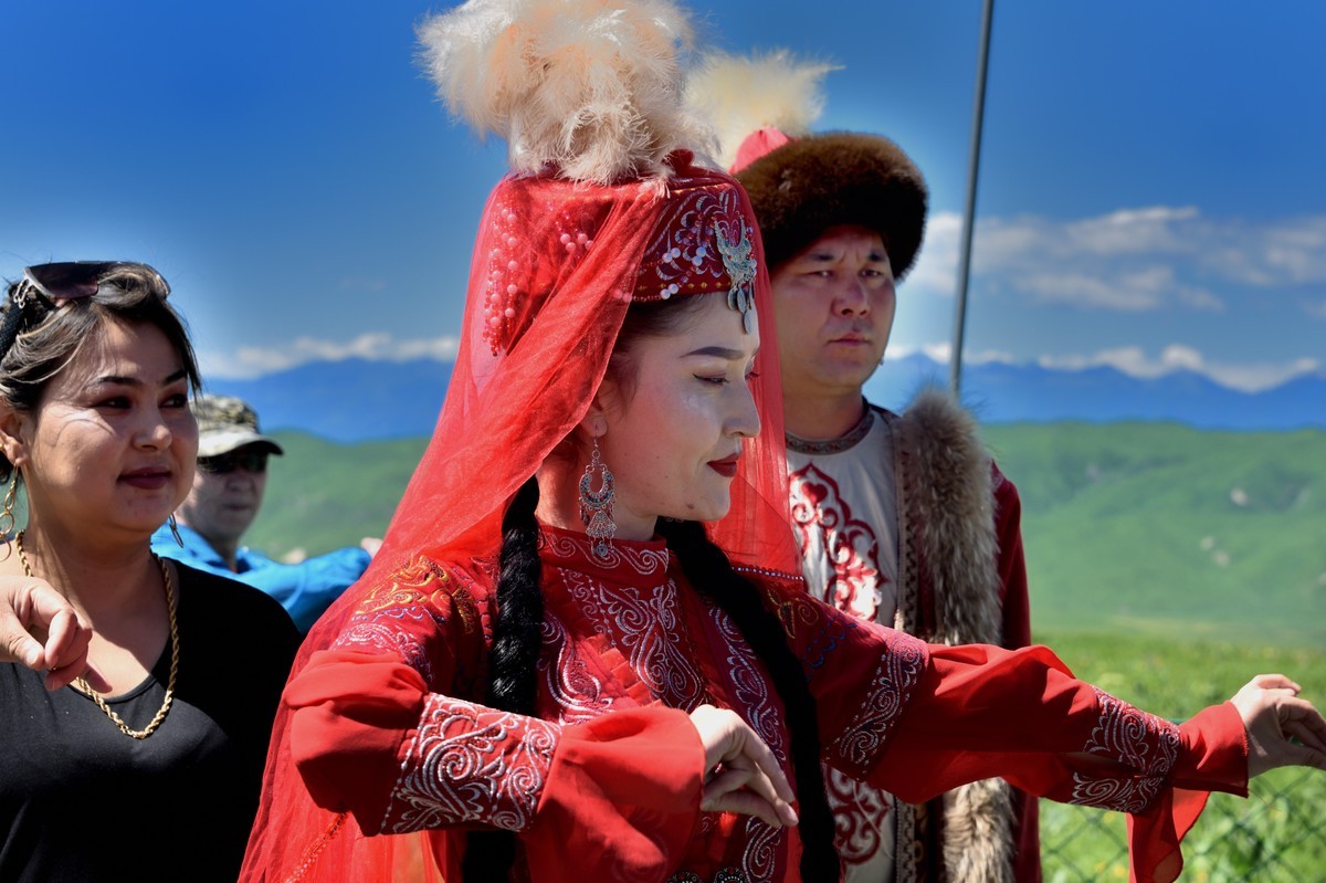 新疆那拉提旅游风景区哈萨克族婚礼表演【2】