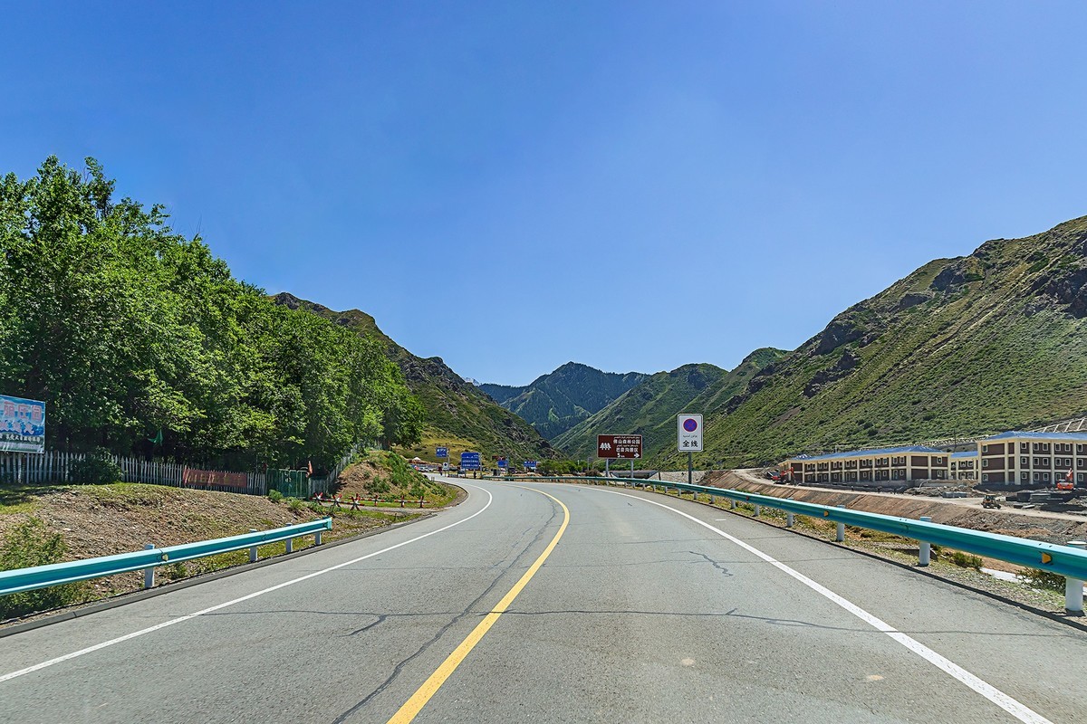 旅游记录 ：新疆 · 穿越独库公路 · 第一天· 风景在路上（1）