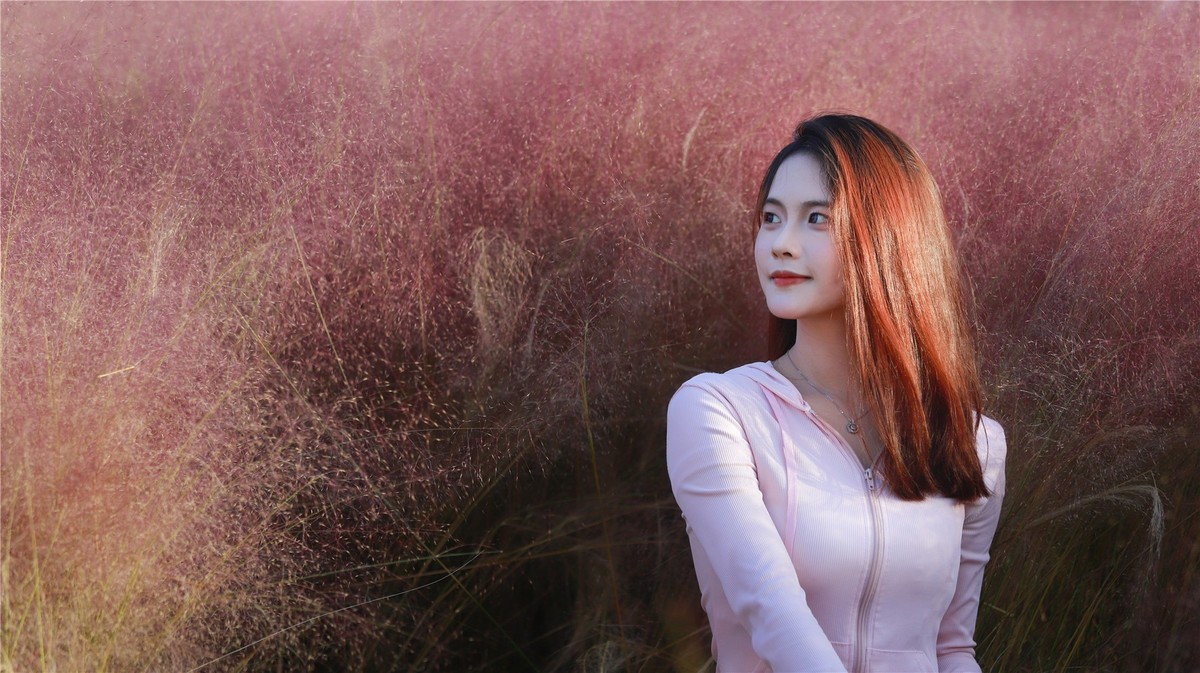 沙河公园拍酷似网红的粉黛小姐姐，美爆了