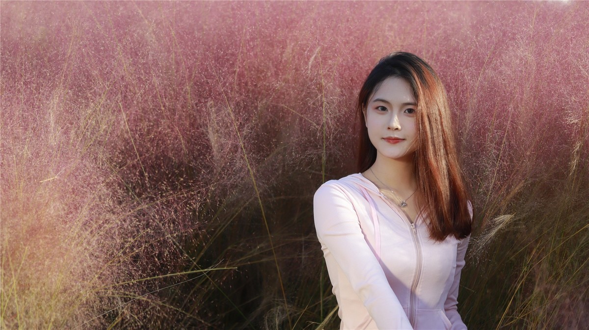 沙河公园拍酷似网红的粉黛小姐姐，美爆了