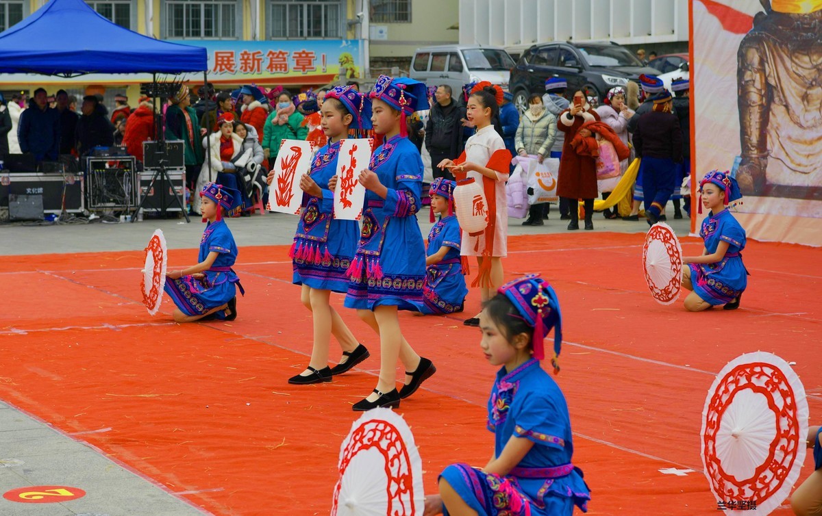 仫佬族依饭节展示 4