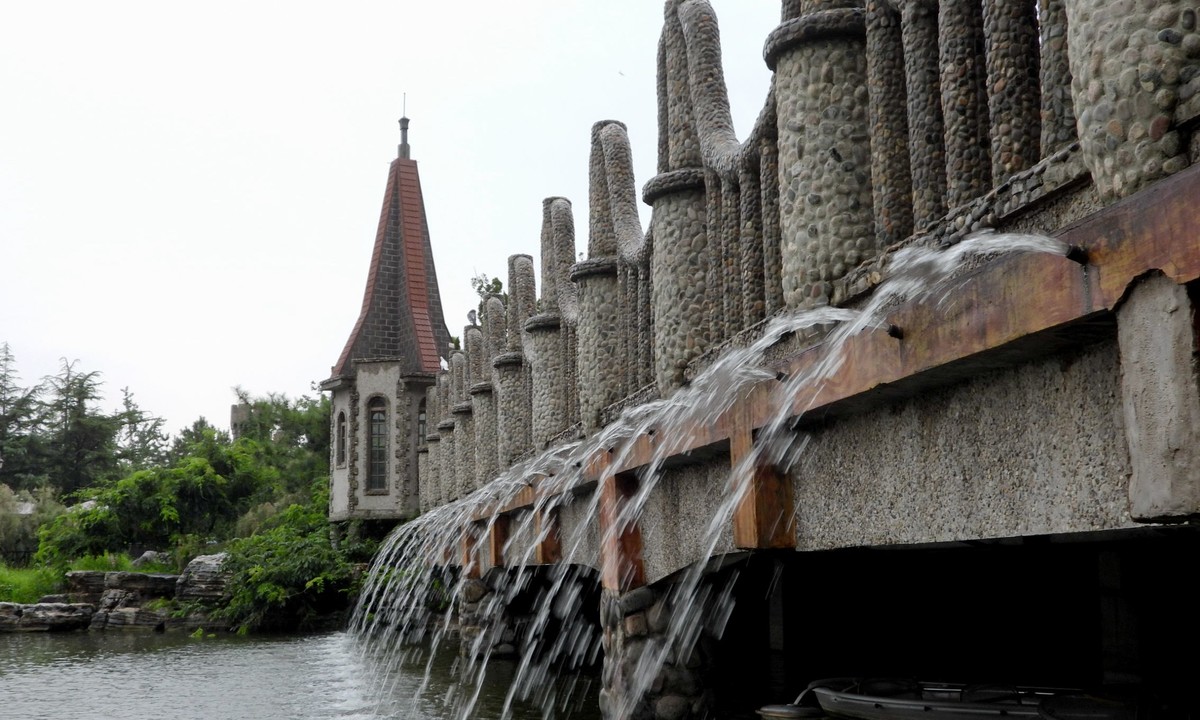 初试  P1000：雨天 石头城 ：{手持}